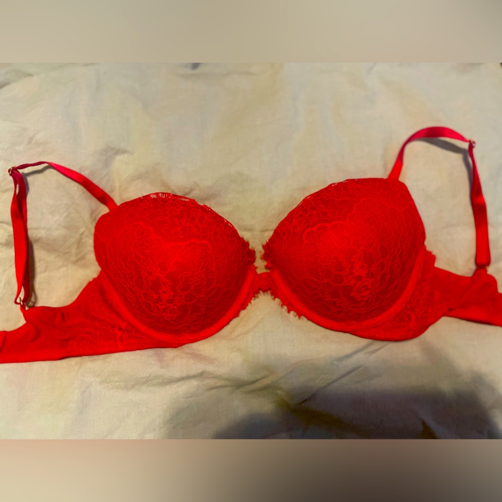 (6) 34DD VICTORIA’S SECRET BRAS